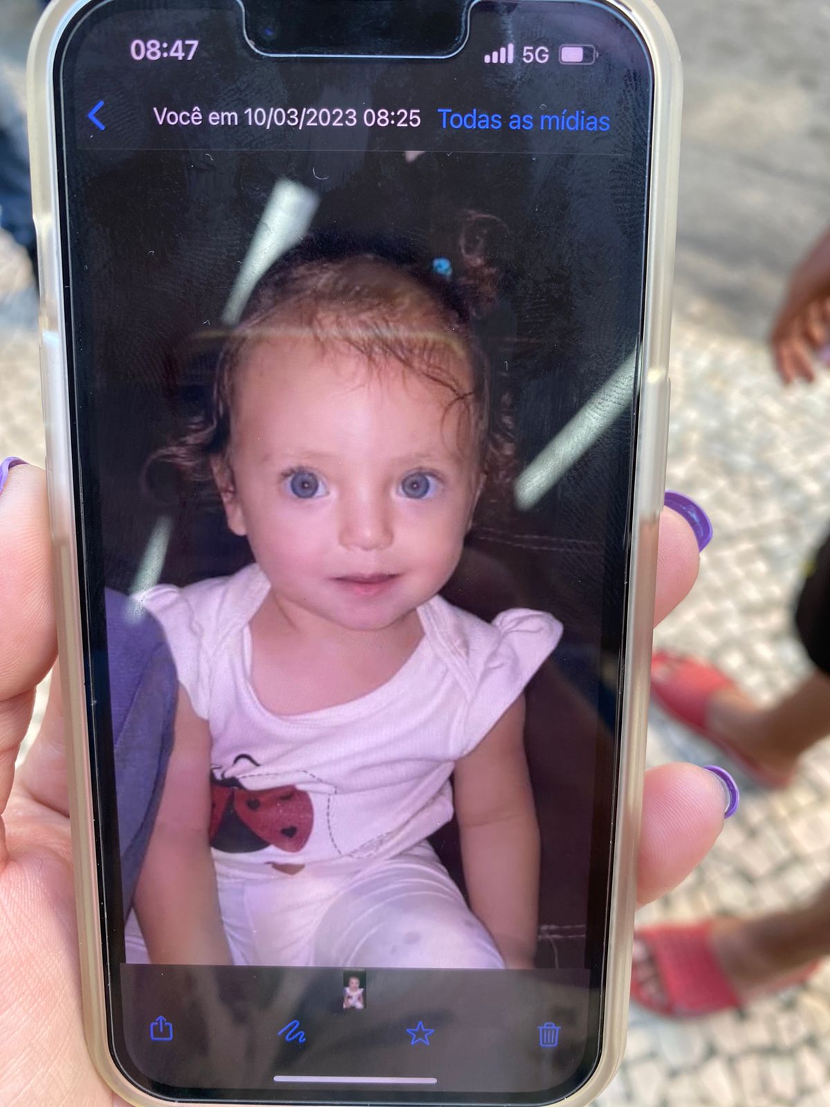 Maria Julia, de 1 ano e 8 meses, foi baleada na perna durante tiroteio em comunidade de Copacabana