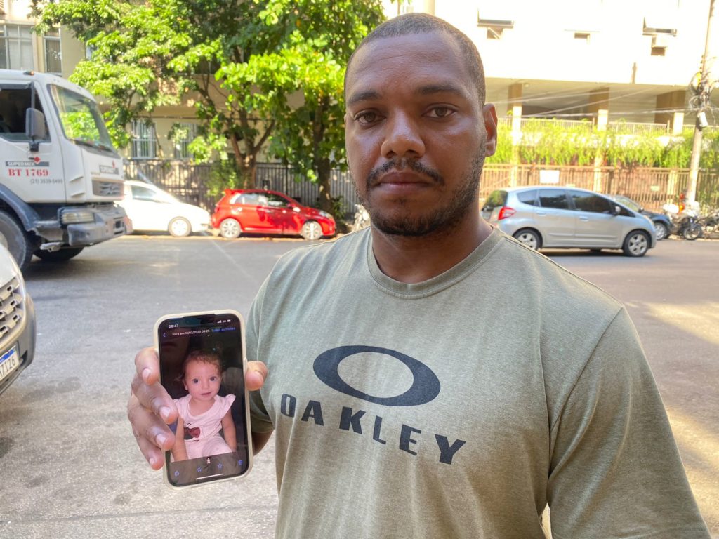 Julio Cesar Pereira Gomes, pai da menina Maria Julia, de 1 ano, baleada em Copacabana