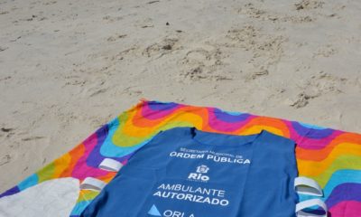 SEOP entrega kits de identificação para ambulantes que atuam nas areias do Rio (Foto: Fábio Costa/Secretaria de Ordem Pública)