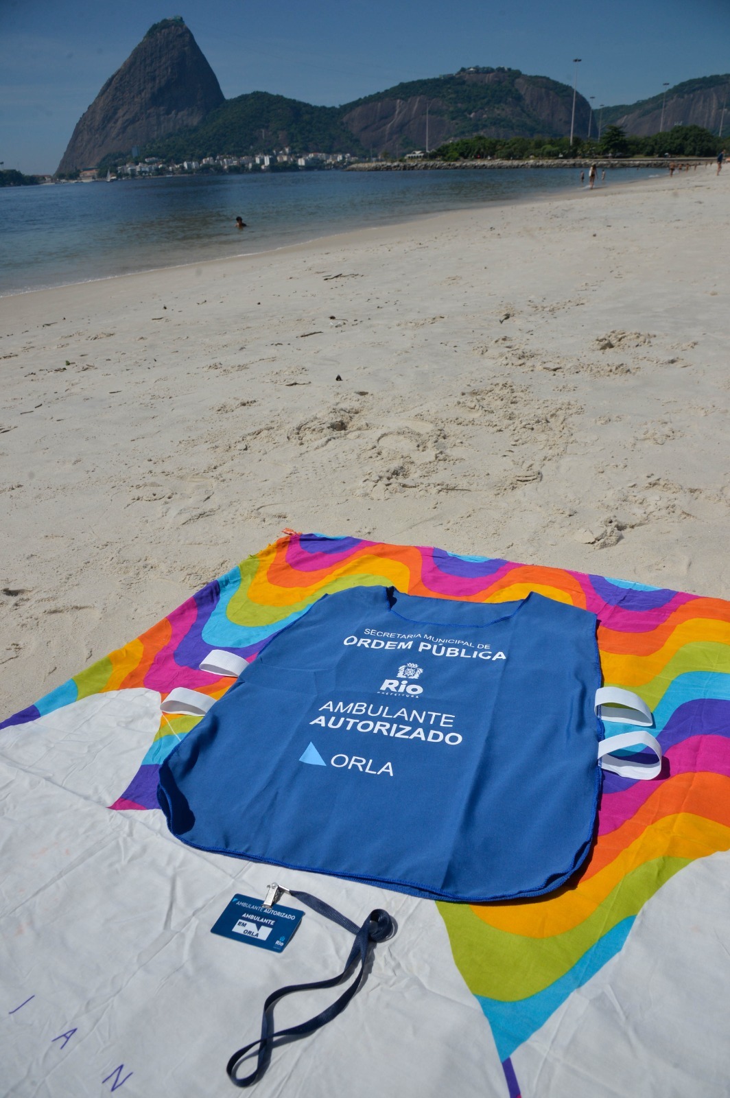 SEOP entrega kits de identificação para ambulantes que atuam nas areias do Rio (Foto: Fábio Costa/Secretaria de Ordem Pública)