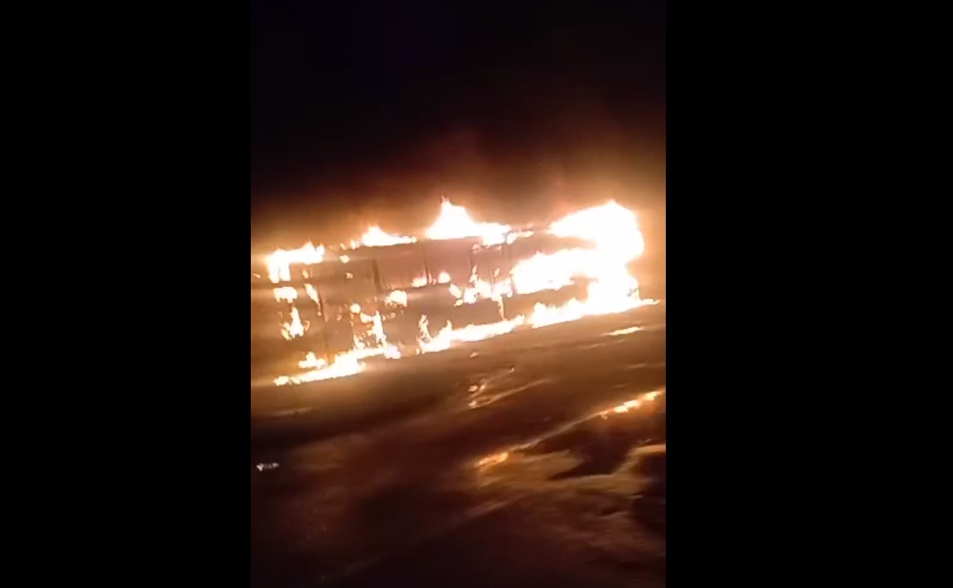 [VÍDEO] Bandidos ateiam fogo em ônibus na Baixada Fluminense (Foto: Divulgação)
