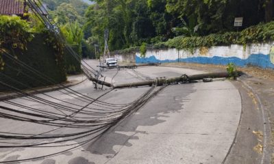 Grave acidente de carro interrompe fornecimento de energia em Itanhangá, na Zona Oeste do Rio (Foto: Reprodução/ COR)