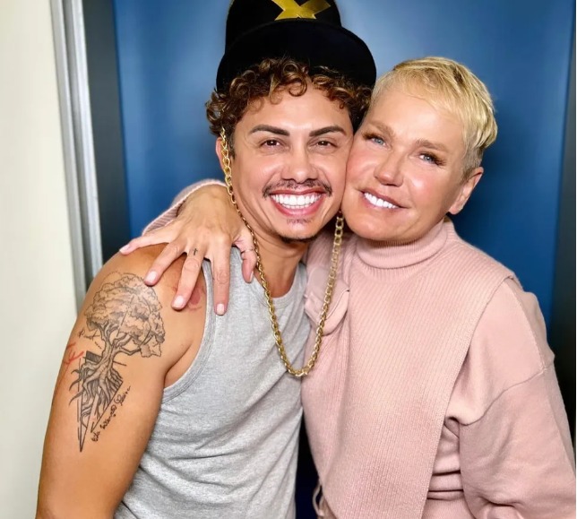 Silvero Pereira é aplaudido de pé e coroado por Xuxa como 'paquita' em homenagem à rainha no 'Altas Horas' (Foto: Reprodução/ Instagram)