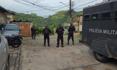 PM ocupa Morro do Fubá para impedir guerra entre traficantes (Foto: Lucas Araújo/ Super Rádio Tupi)