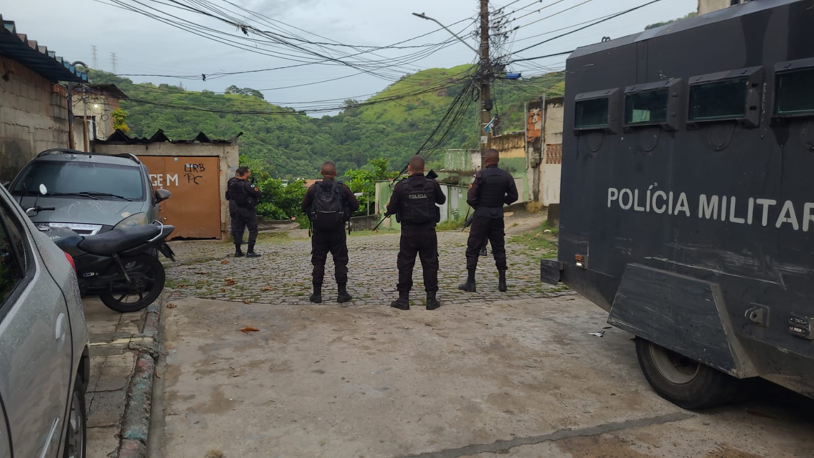 PM ocupa Morro do Fubá para impedir guerra entre traficantes (Foto: Lucas Araújo/ Super Rádio Tupi)
