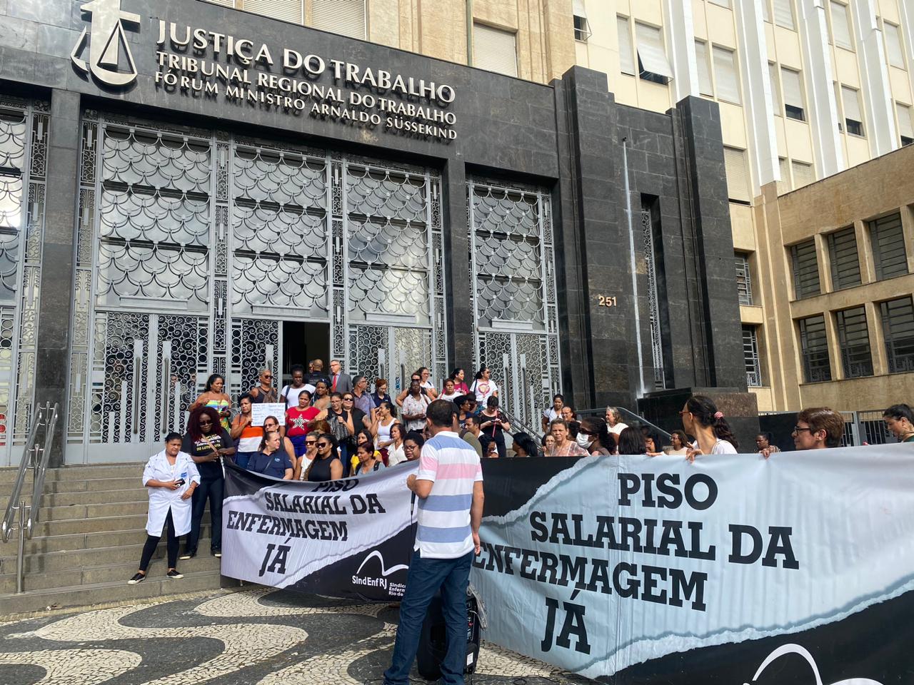 Enfermeiros pedem reajuste salarial em protesto no Rio