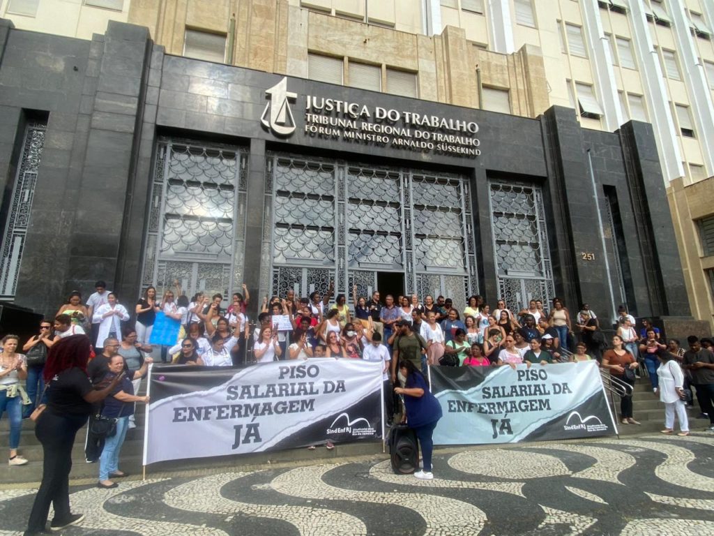 Enfermeiros pedem reajuste salarial em protesto no Rio
