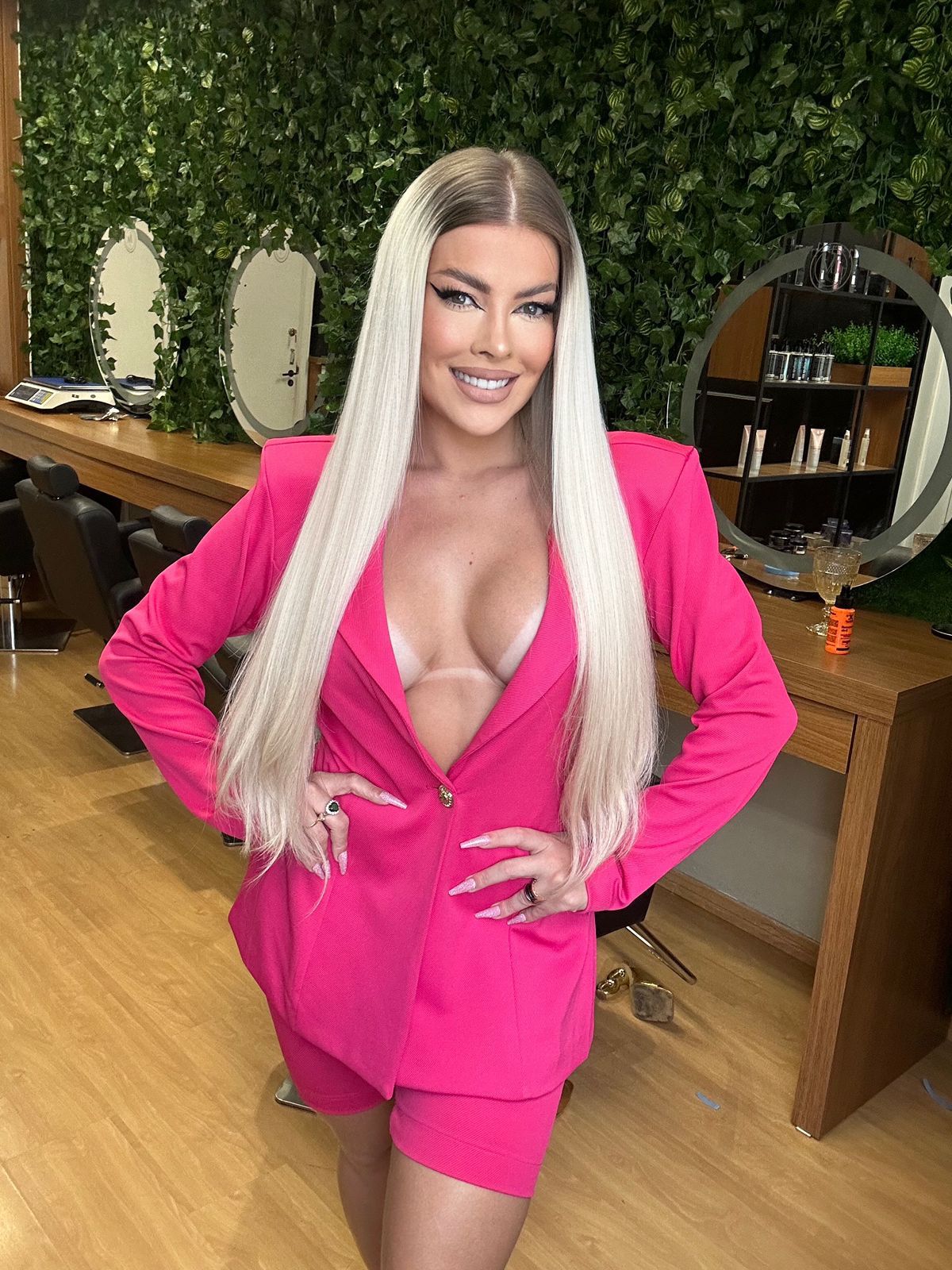 Ex-BBB Jaquelline radicaliza no visual: 'Coloquei meio quilo de cabelo' (Foto: Divulgação)