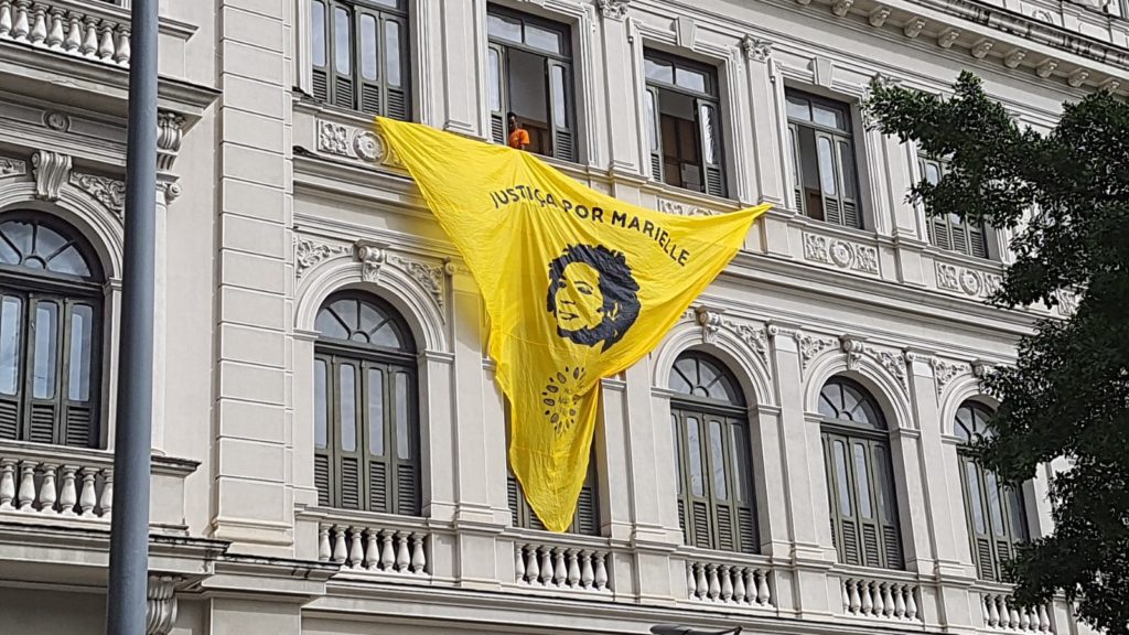 Uma faixa com a descrição "Justiça Por Marielle e Anderson" foi estendida entre as janelas do Museu de Arte do Rio