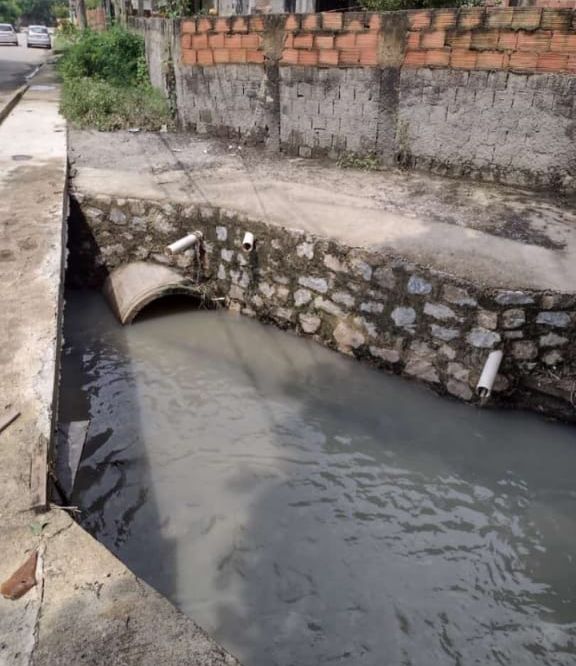 Idosa morre após cair em valão em Nova Iguaçu, na Baixada Fluminense