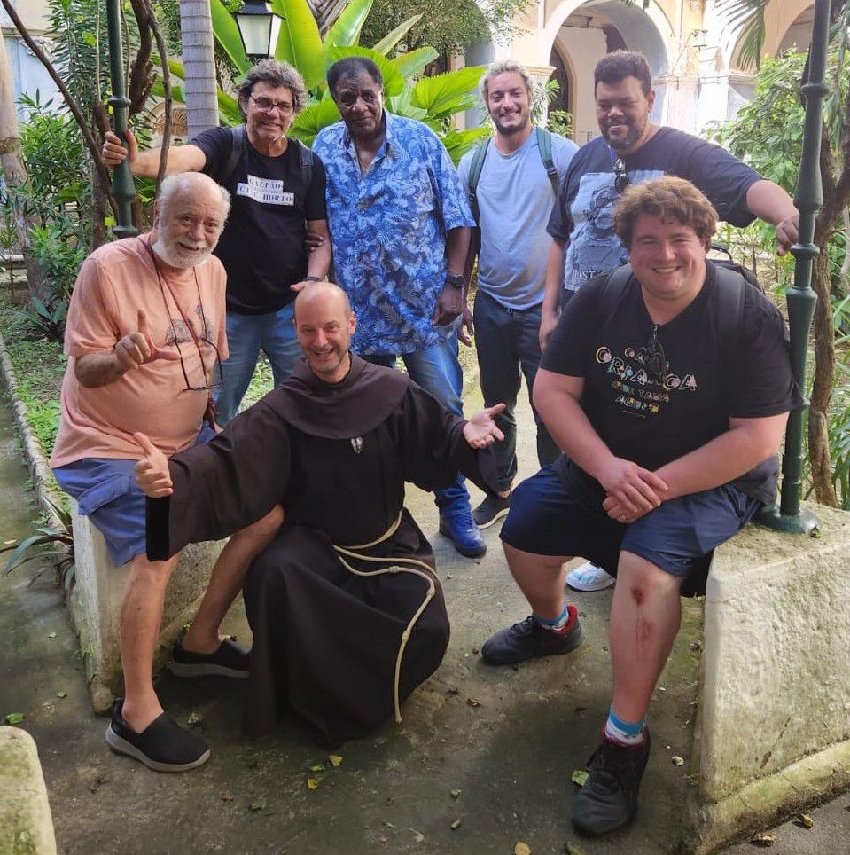 Elenco de 'Amor Perfeito' visitam o Convento de Santo Antônio, no Largo da Carioca (Foto: Divulgação)