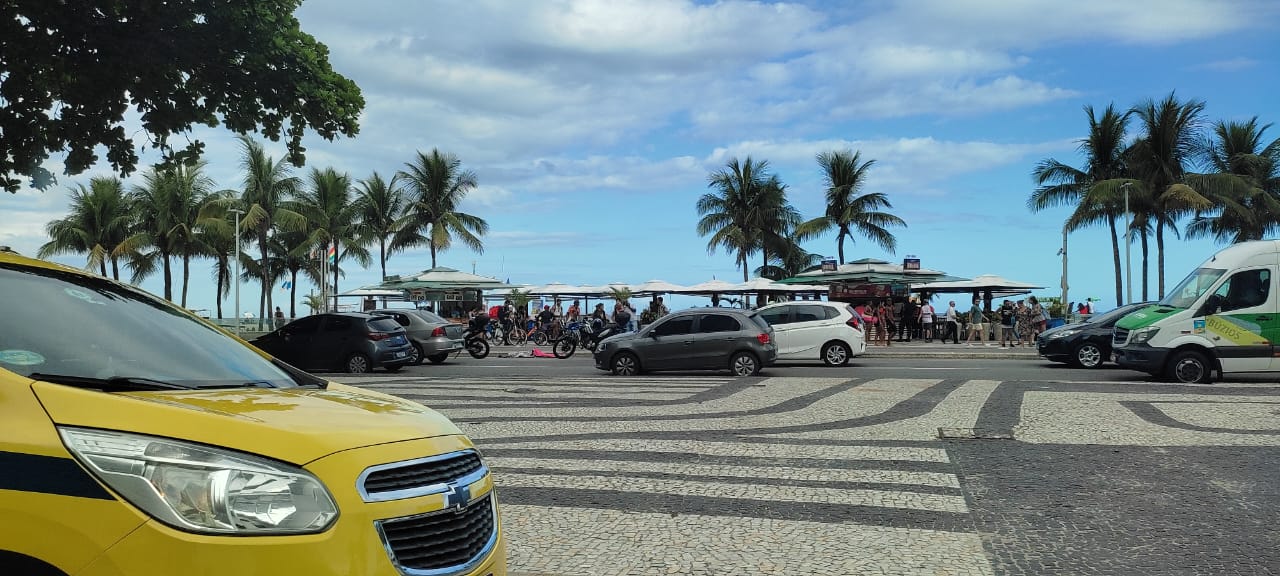 Ciclista morre após ser atropelada por caminhão na Avenida Atlântica, em Copacabana (Foto: Divulgação)