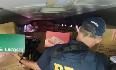PRF intercepta ônibus que transportava cinco mil sapatos falsificados na BR-040