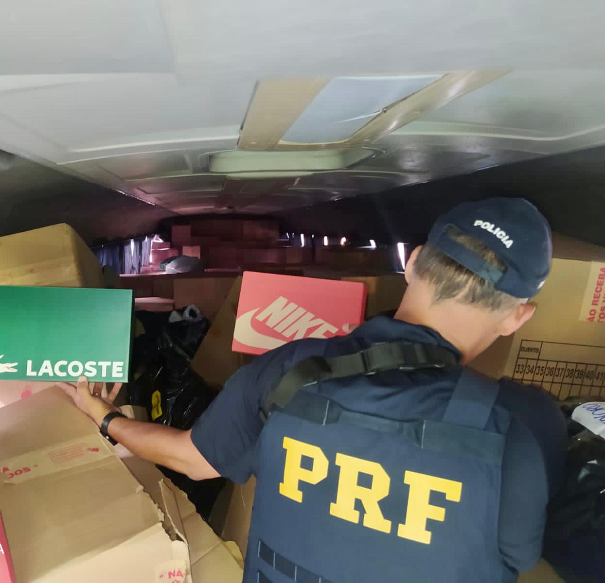 PRF intercepta ônibus que transportava cinco mil sapatos falsificados na BR-040