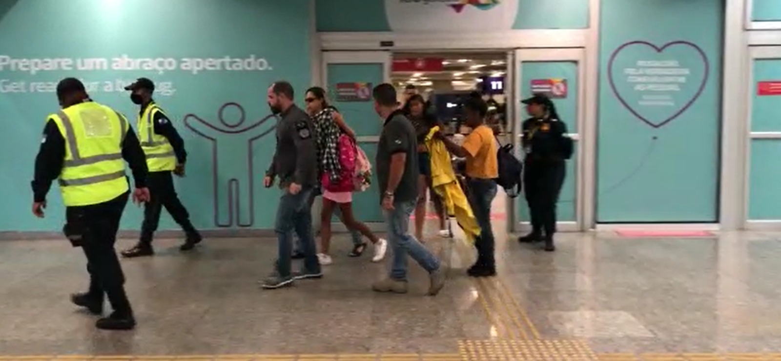 Jovem levada para o Maranhão desembarca no Rio e vai para delegacia prestar depoimento (Foto: Divulgação)