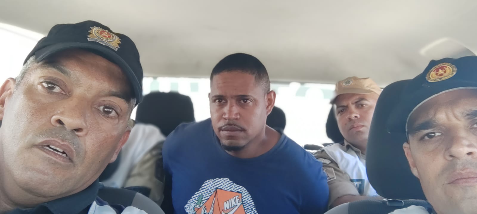 Ambulante que agrediu agente do BRT Seguro é detido dentro da estação Manaceia (Foto: Divulgação)