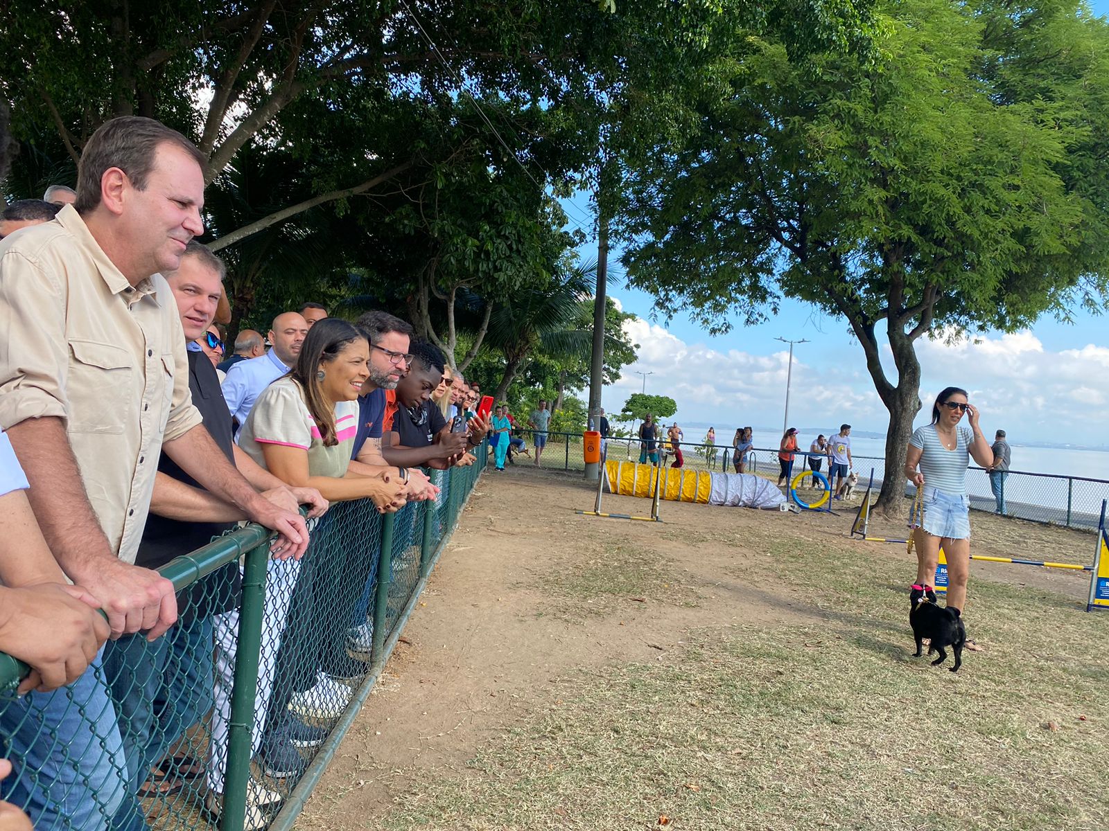 Prefeito do Rio lança academia para cães na Ilha do Governador