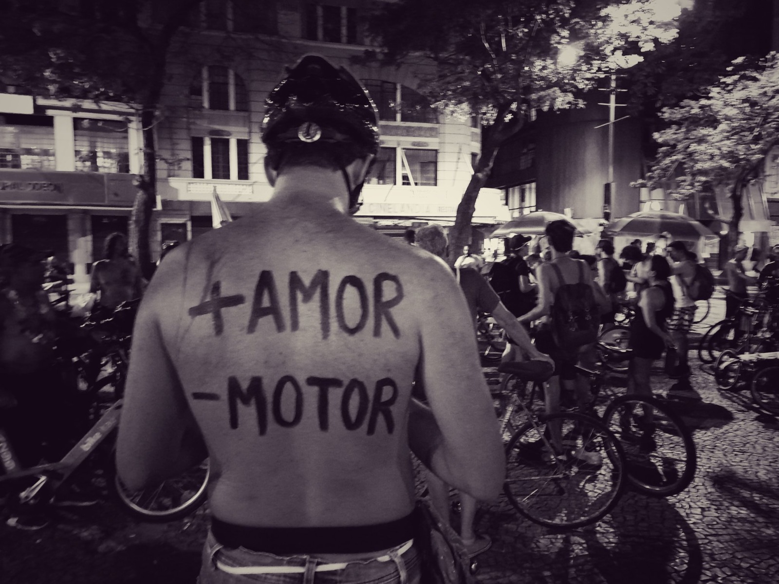 Ciclistas protestam nus no Rio contra a violência no trânsito (Foto: Alexandre Santana/ Reprodução/ Redes Sociais)
