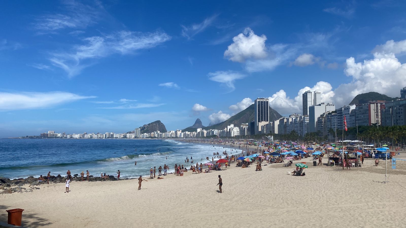 Cariocas e turistas movimentam praia do Leme