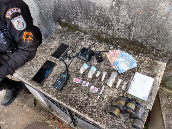 Usuário de drogas tem celular retido por traficante e denuncia criminoso à polícia em Petrópolis