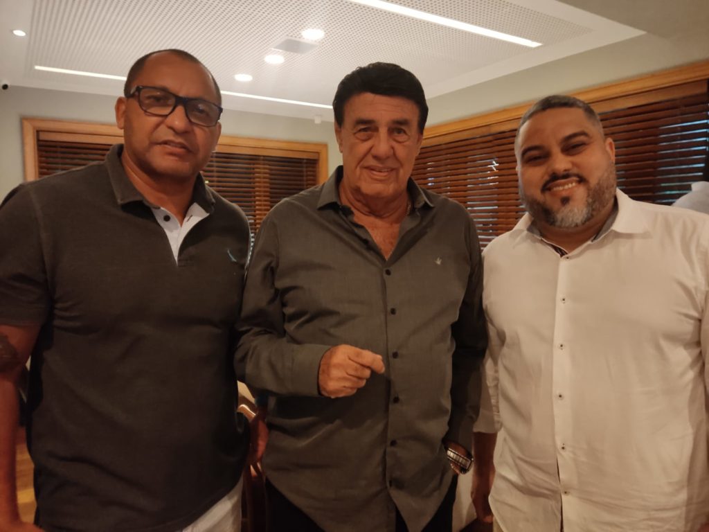 Jorge Perlingeiro ao lado dos presidentes da Superliga Carnavalesca Clayton Ferreira e da Liga-RJ Wallace Palhares