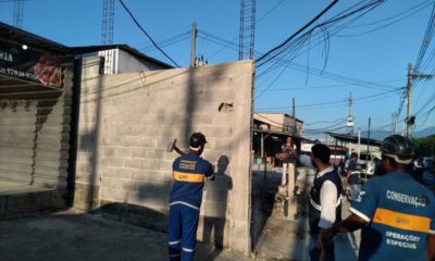 Obra irregular sendo demolida pela prefeitura do Rio na Gardênia Azul, na Zona Oeste
