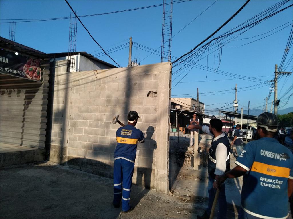 Obra irregular sendo demolida pela prefeitura do Rio na Gardênia Azul, na Zona Oeste