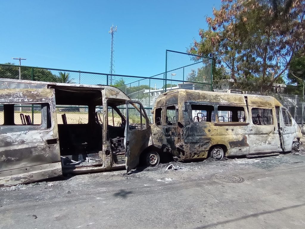 Vans são incendiadas na Zona Oeste do Rio