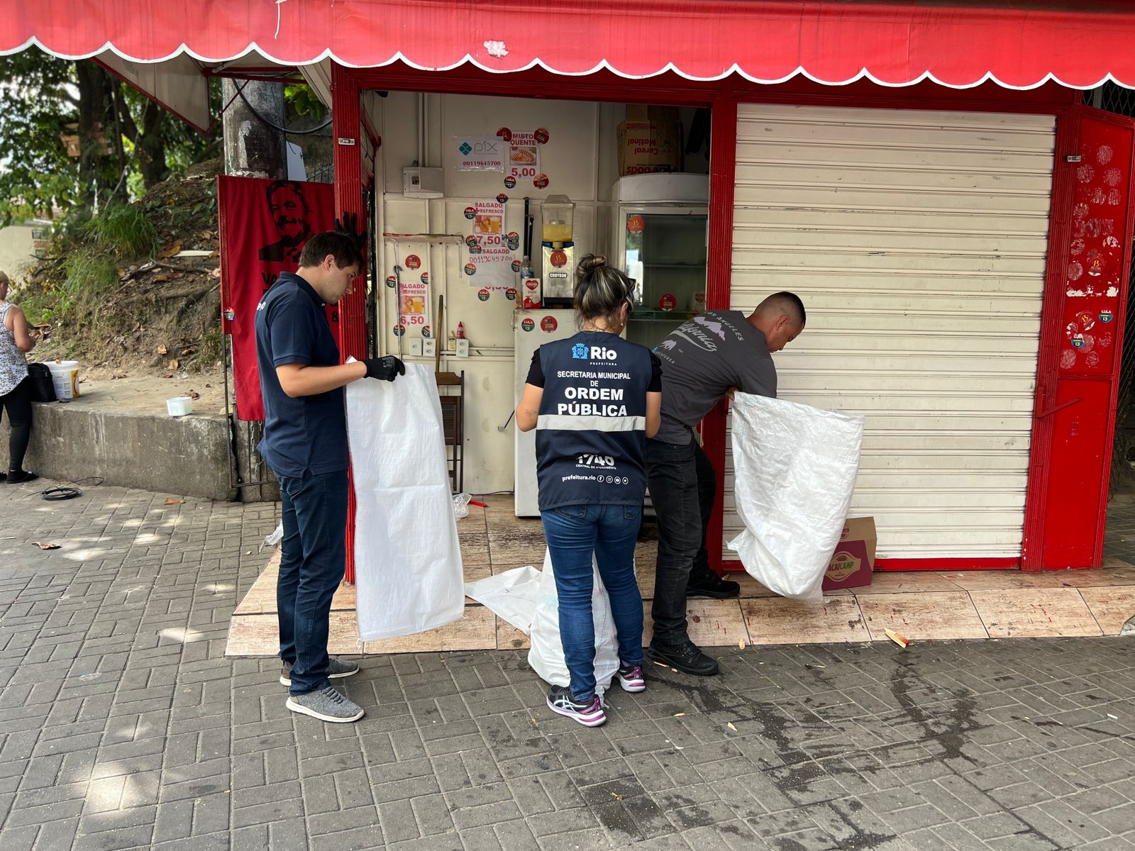 Quiosque irregular é demolido pela prefeitura na Rocinha