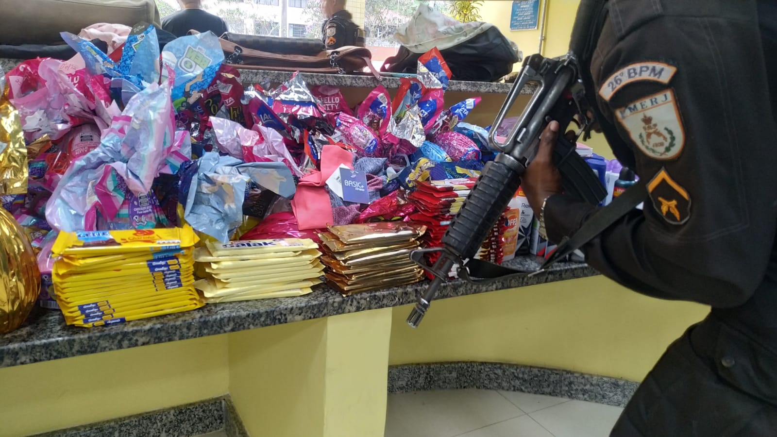 Jovem furta mais de 6 mil reais em barras e ovos de chocolate, em Petrópolis