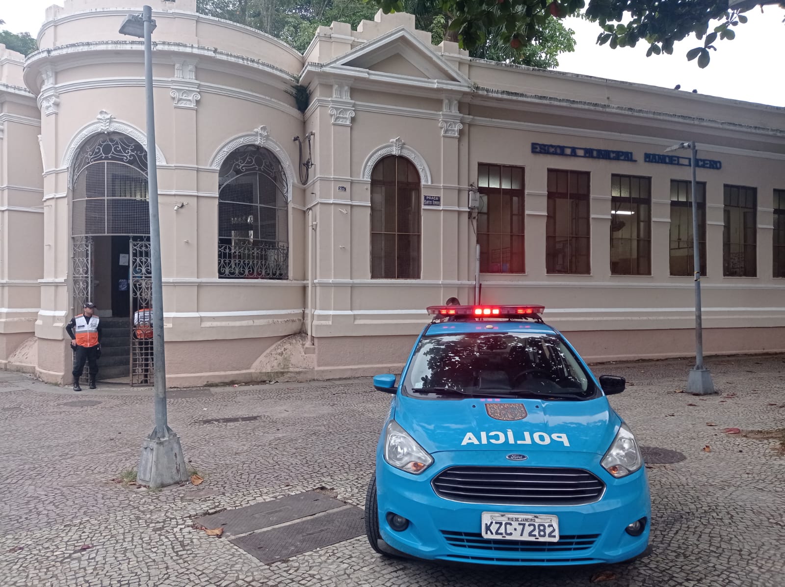 Aluno que tentou esfaquear colegas na escola da Zona Sul do Rio apresenta histórico de conflitos (Foto: Diogo Sampaio/ Super Rádio Tupi)