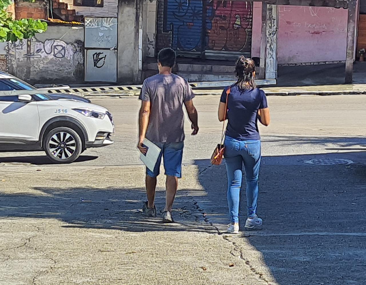 Família tenta liberar corpo de uma das vítimas do temporal que atingiu Duque de Caxias