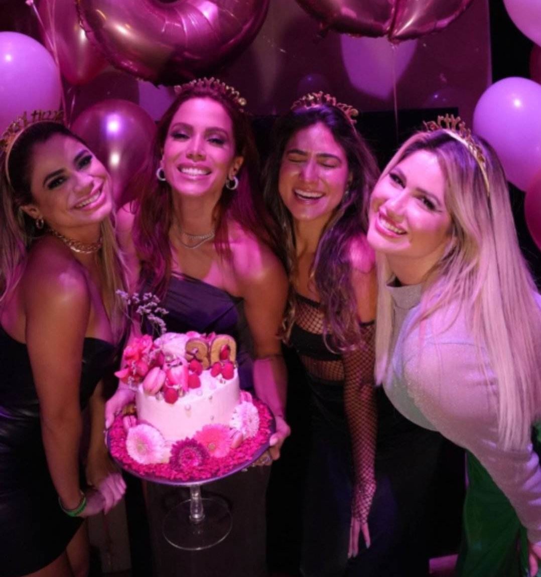 Anitta celebra aniversário de 30 anos com algumas amigas, entre elas a cantora Lexa