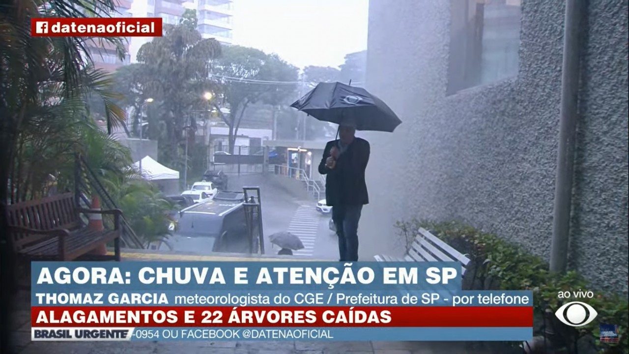 Datena mostra chuva e fica todo molhado ao vivo no Brasil Urgente