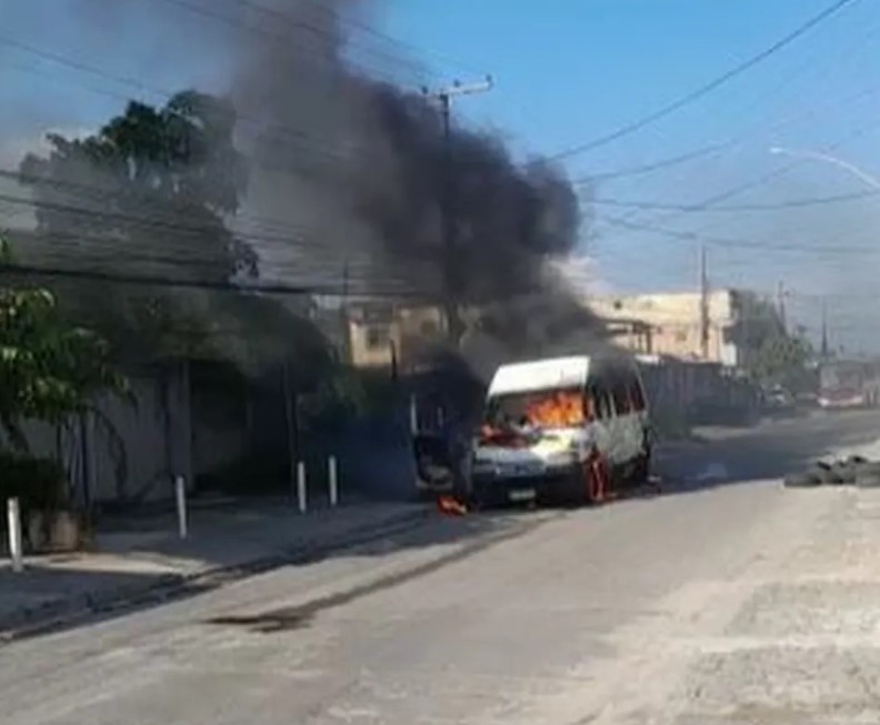Criminosos ateam fogo em vans na Zona Oeste do Rio 