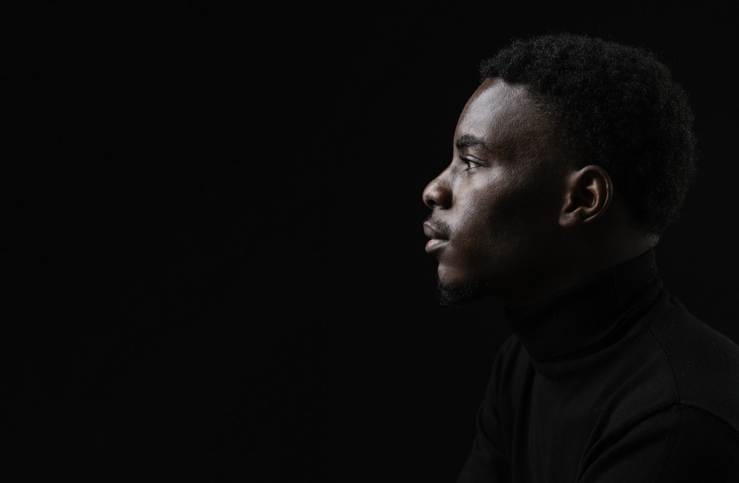 Qual é a realidade das pessoas pretas quando se trata de ocuparem altos cargos nas grandes empresas deste setor? (Foto: Freepik/ Divulgação)