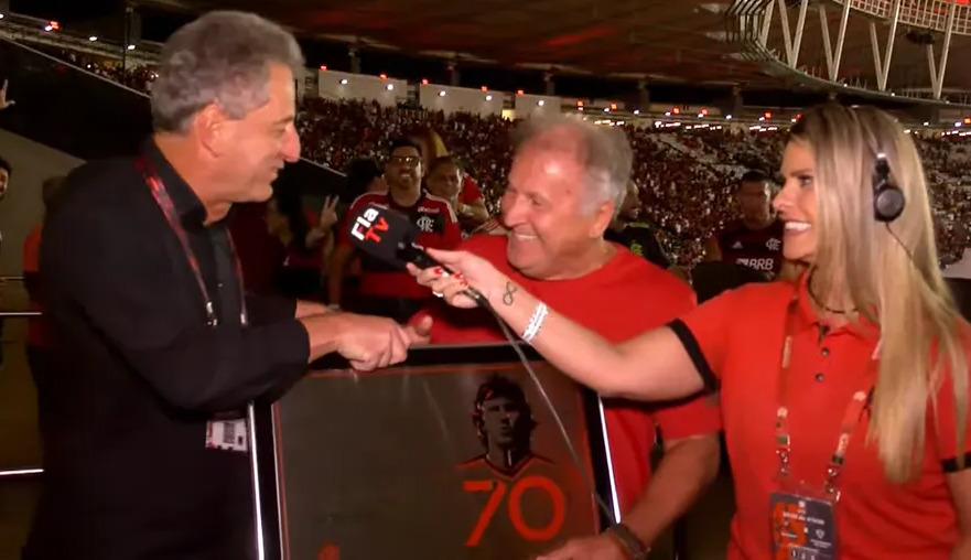 Zico sendo homenageado pelo presidente do Flamengo, Rodolfo Landim.