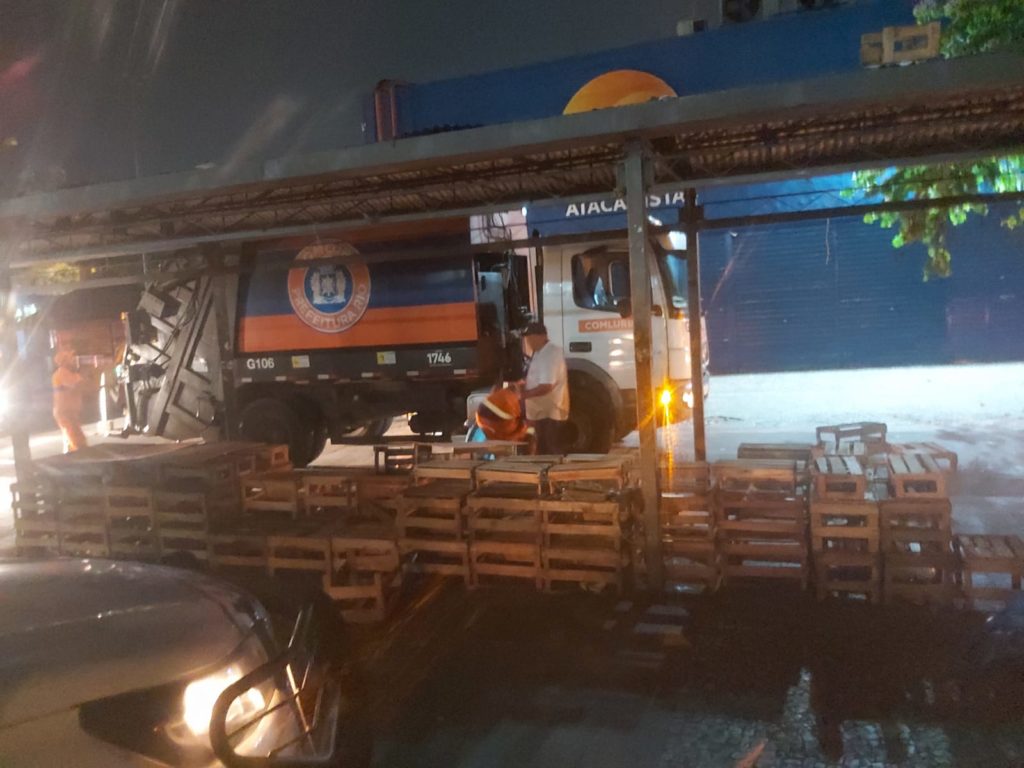 Prefeitura apreende estruturas irregulares e lota dois caminhões em operação no Calçadão de Bangu 