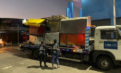 Prefeitura apreende estruturas irregulares e lota dois caminhões em operação no Calçadão de Bangu