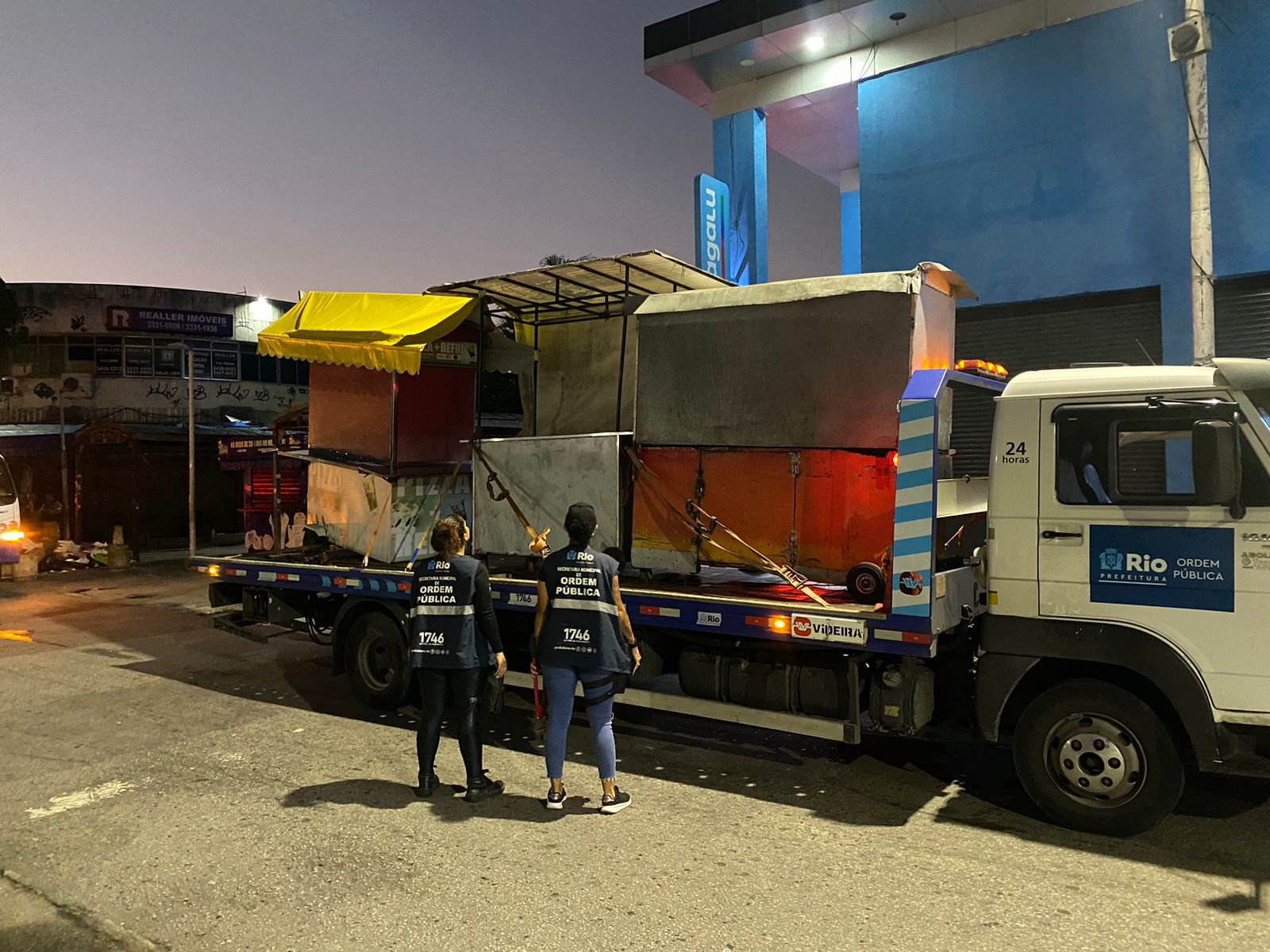 Prefeitura apreende estruturas irregulares e lota dois caminhões em operação no Calçadão de Bangu