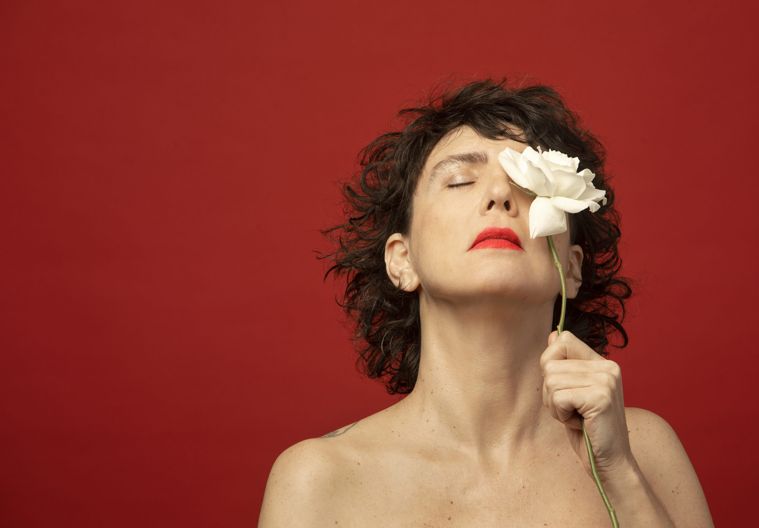 Adriana Calcanhotto homenageia Gal Costa na turnê 'Coisas sagradas permanecem' (Foto: Leo Aversa/ Divulgação)