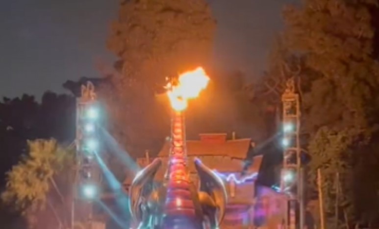 Drgão pega fogo em parque da Disney