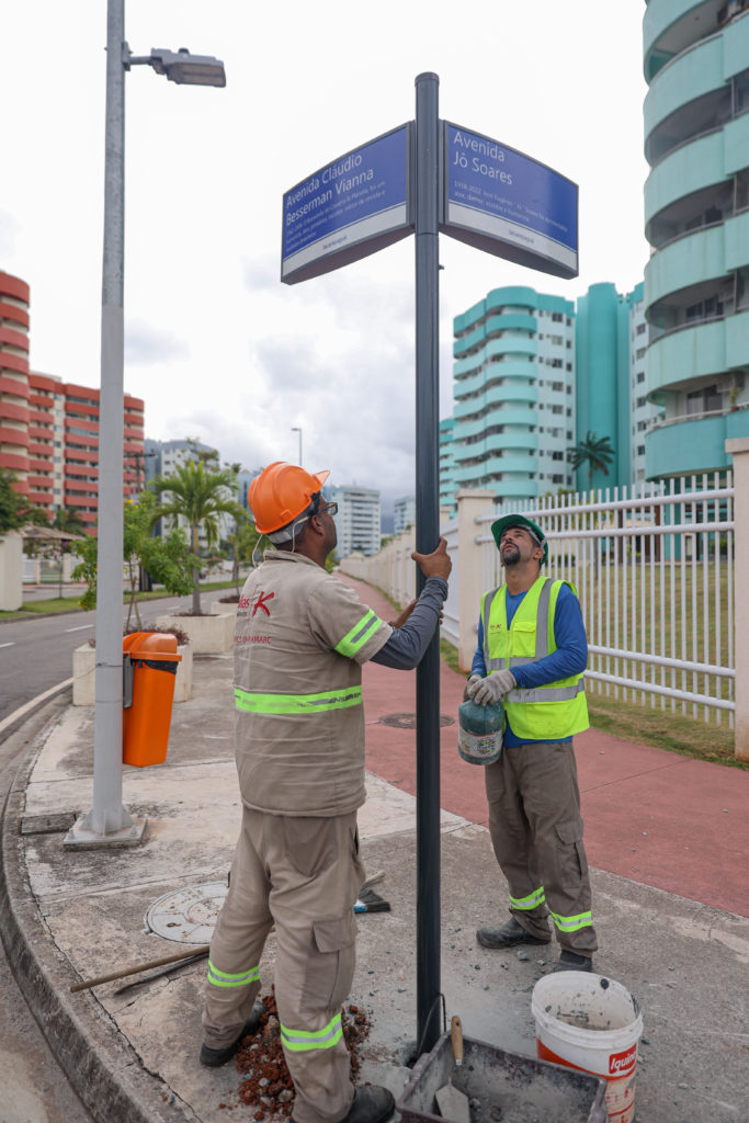 Prefeitura do Rio instala placa de avenida que homenageia Jô Soares na Vila do Pan