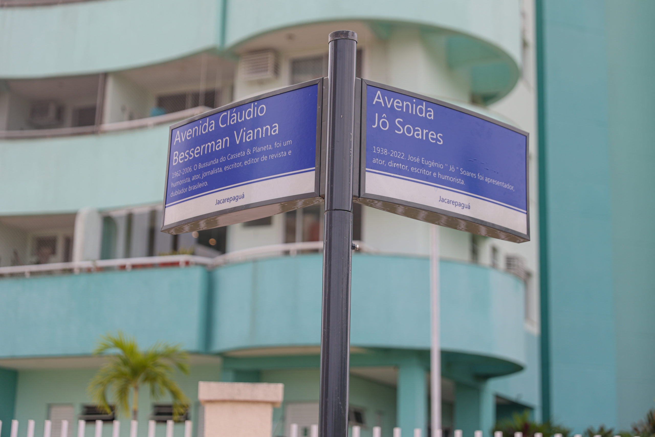 Prefeitura do Rio instala placa de avenida que homenageia Jô Soares na Vila do Pan