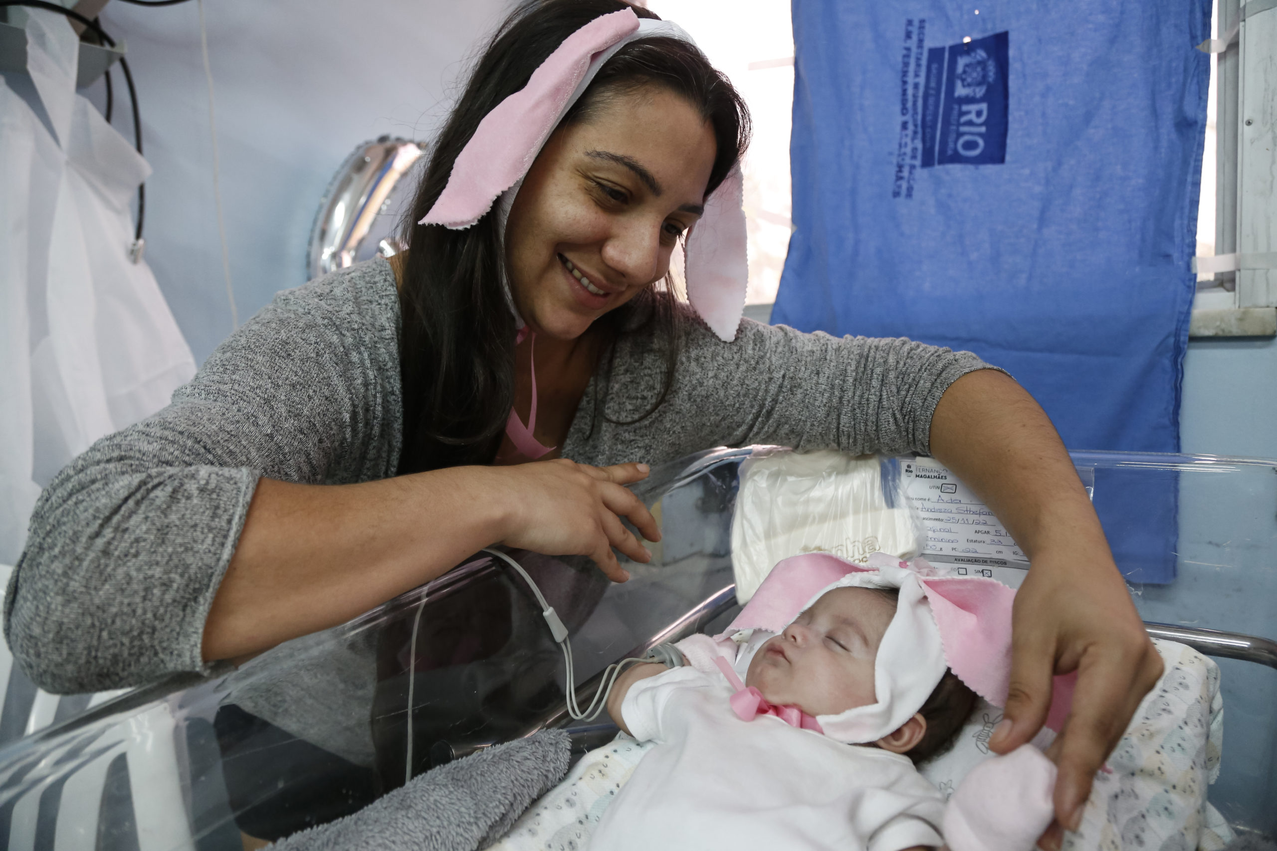 Secretaria municipal de Saúde promove ação de Páscoa com bebês internados