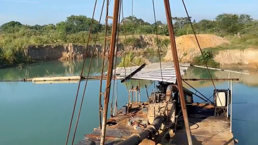 Operação contra extração ilegal de areia na Baixada