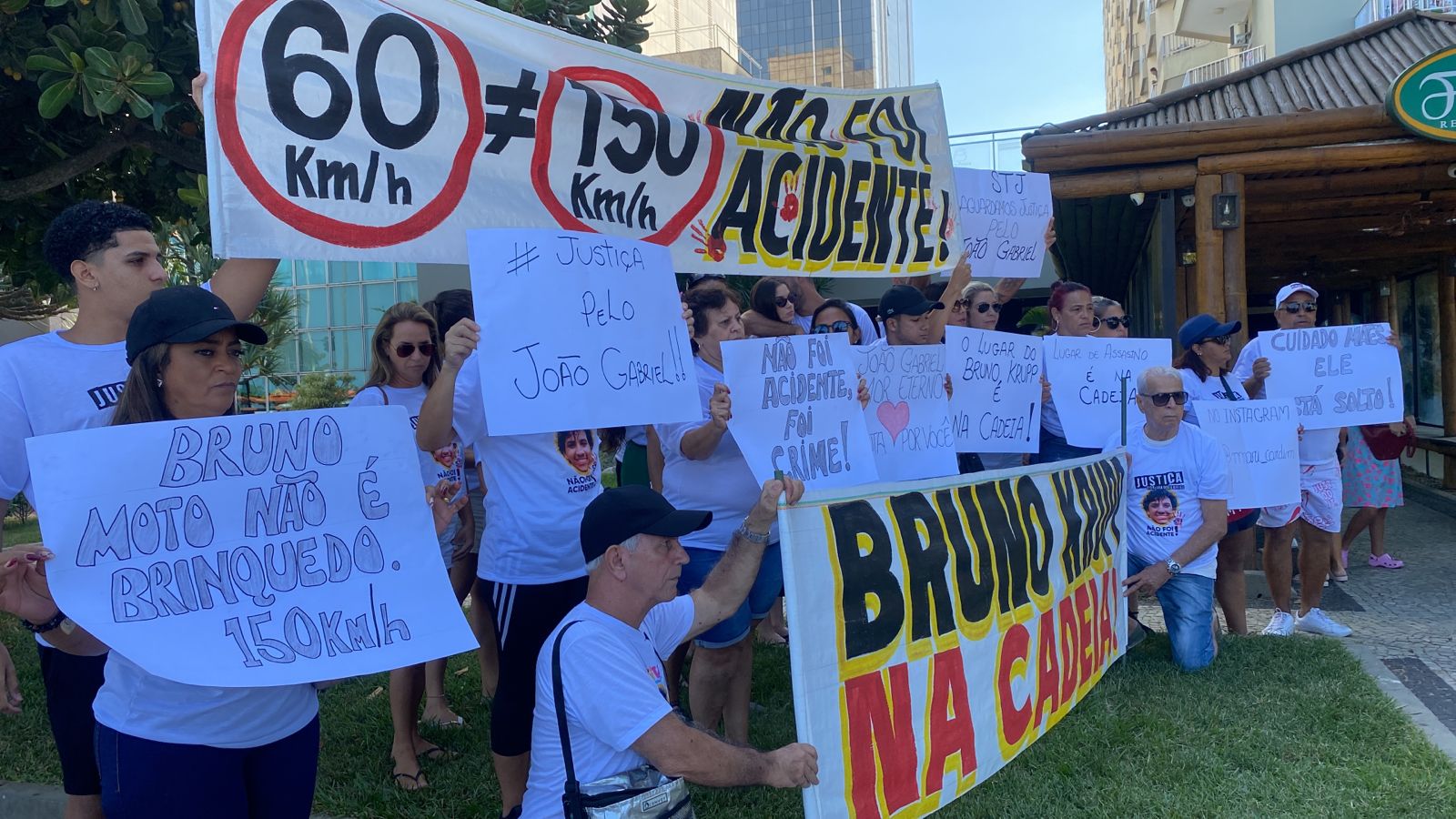 Após soltura de Bruno Krupp, família de adolescente morto realiza protesto na Barra da Tijuca (Foto: Tatiana Campbell/ Super Rádio Tupi)