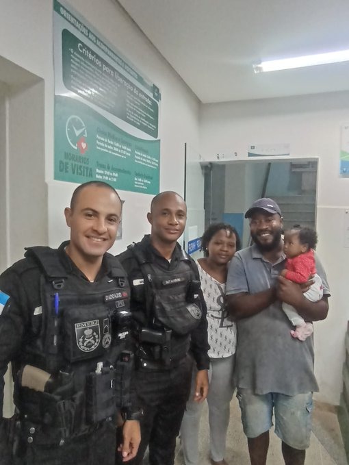 PMs salvam criança engasgada em Três Rios, no Centro Sul Fluminense (Foto: Divulgação)