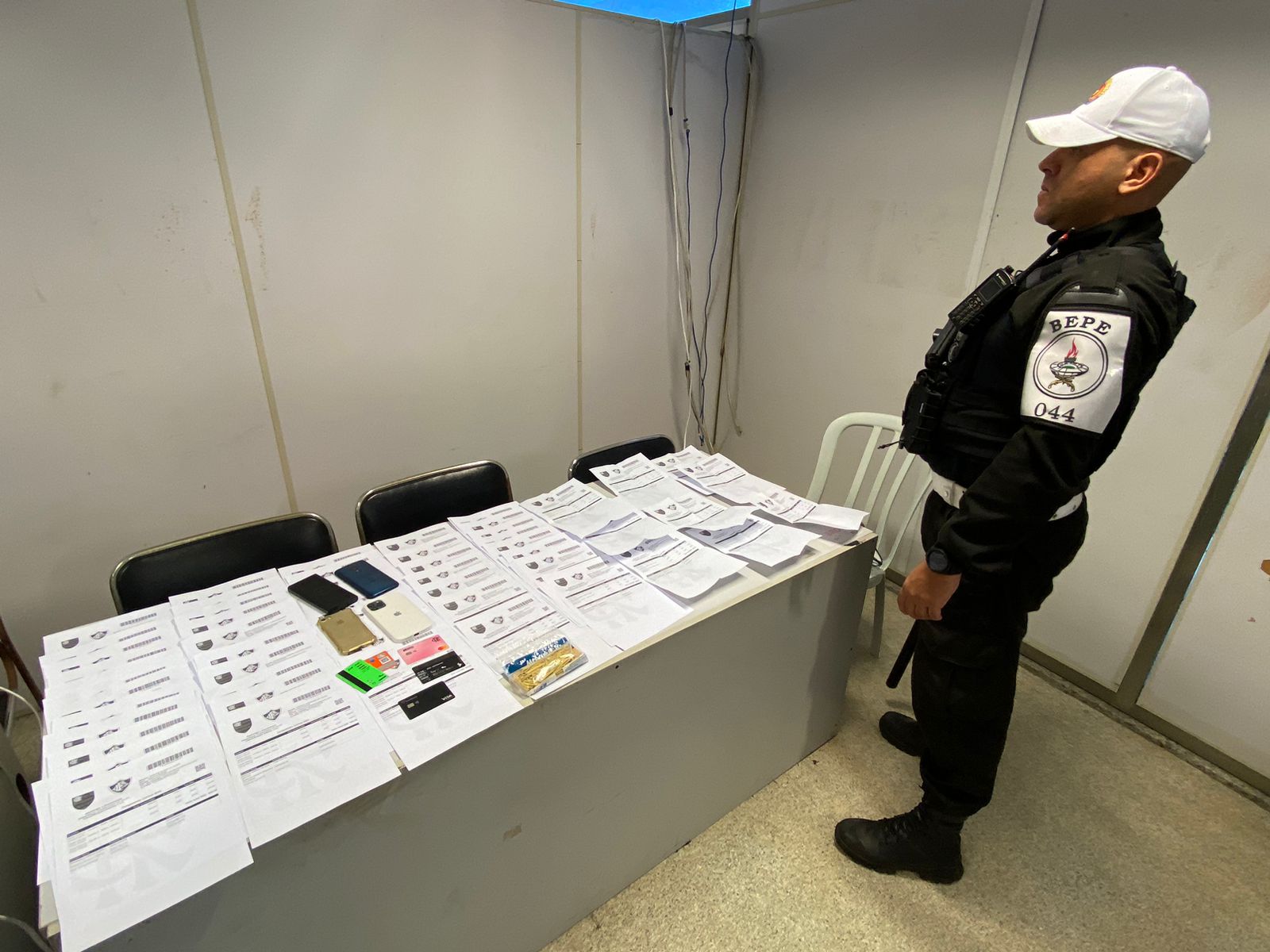 Integrantes de torcida organizada com ordem de afastamento dos estádios são detidos no Maracanã (Foto: Divulgação)