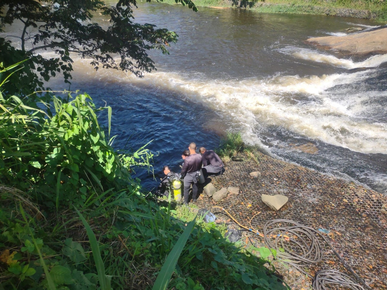 Tecnologia aliada ao saneamento: inspeção subaquática é realizada no sistema de abastecimento de Magé